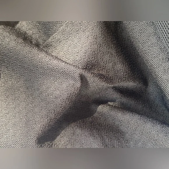 Lululemon Deep Breath Black Tank, Size 6 - Picture 7 of 8